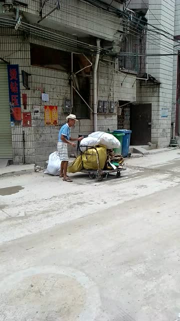 回收废品的老人和拖车